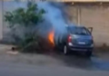 Pálio dá pane no motor e carro pega fogo no Distrito Industrial, em Divinópolis palio pega fogo