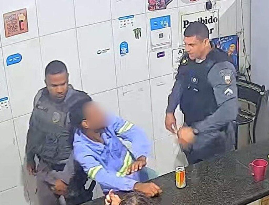 Viralizou: homem que supostamente teria batido em mãe idosa e acamada, em bar leva tapas de policial da PMES