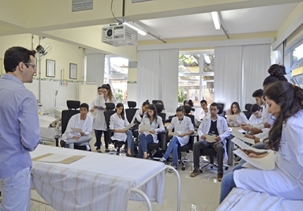 Inscrições do vestibular UEMG 2025 em Divinópolis e outras 21 unidades, começa nesta quarta (27) turma medicina uemg passos (1)