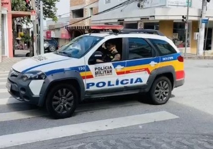 Briga de trânsito em Divinópolis termina com prisão de dois homens por porte ilegal de arma