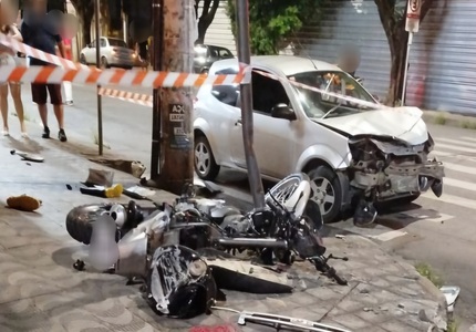 Motociclista sofre parada cardiorrespiratória e fica em estado gravíssimo, após batida em carro, no Centro de Divinópolis 1000204262
