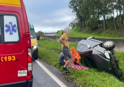Família sobrevive a capotamento na BR-381 1000204280