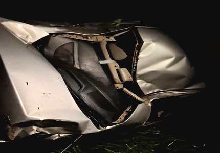 Carro despenca em abismo na MG-050, após derrapar na pista molhada 1000216959