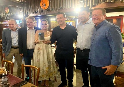 Diretora do CSSJD, Elis Regina, e presidente do Grupo ABC, Valdemar Amaral recebem homenagem da Agência Novo Oeste