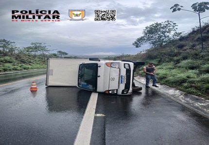 Veículo tomba na pista após falha mecânica na BR-354 em Formiga IMG_6179