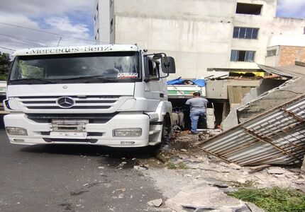 TOMBAMENTO DE CAMINHÃO EM DIVINÓPOLIS: Casa é atingida e mulher fica ferida no bairro Antônio Fonseca IMG_6885