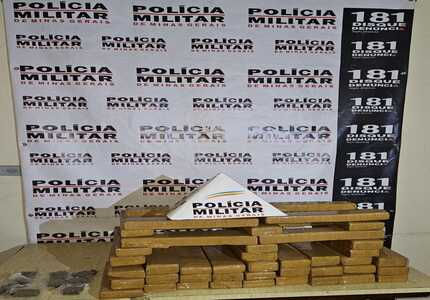 Suspeito tenta escapar da polícia, se envolve em acidente e termina preso com 45 barras de maconha em Formiga IMG_7053