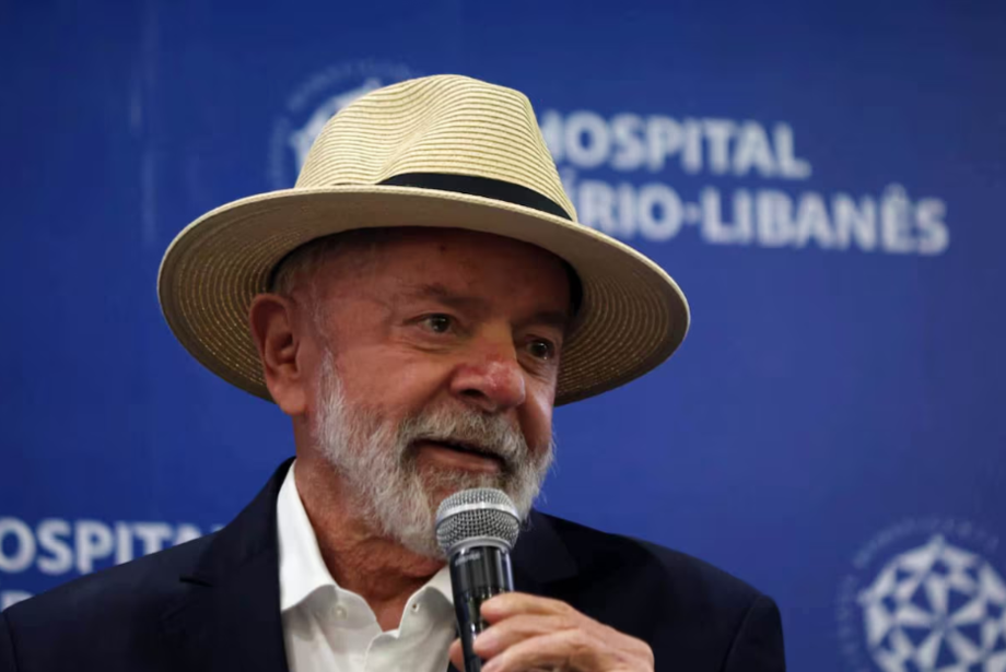 Lula deixa hospital após internação; em coletiva, ele detalhou como foi acidente doméstico
