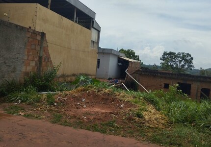 Chuva derruba muro e alaga casa no bairro Jardim das Acácias, em Divinópolis MURO CAÍDO (1)