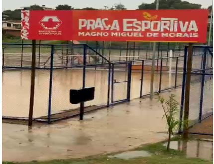 Divinópolis: Pancada rápida de chuva causa transtornos, enchentes e pouca visibilidade em pontos da cidade Praça
