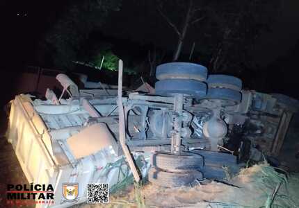 Caminhão carregado de minério tomba na BR-494 e motorista é encontrado horas depois WhatsApp Image 2024-12-13 at 12.50.43 (2)