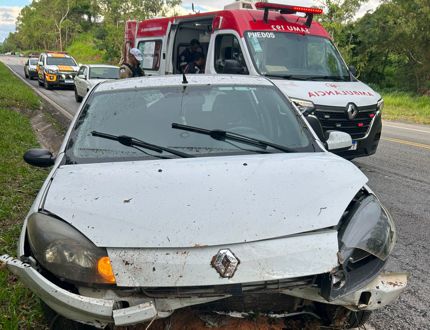 Aquaplanagem (água na pista) causa acidente na MG-050 no perimetro do municipio de São Sebastião do Oeste; cinco vítimas, sendo três menores sairam feridas acidente sso 2