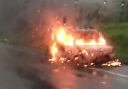 Ambulância pega fogo na MG-050, em São Sebastião do Oeste