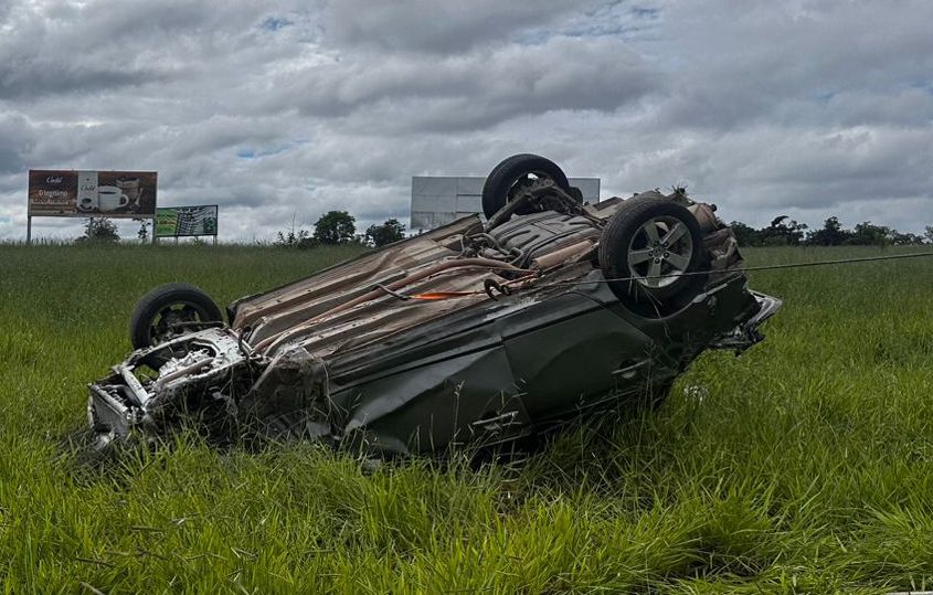 Sinistro de trânsito na MG-050: motorista sem CNH capota veículo e sofre ferimentos graves cvarro capotado 2