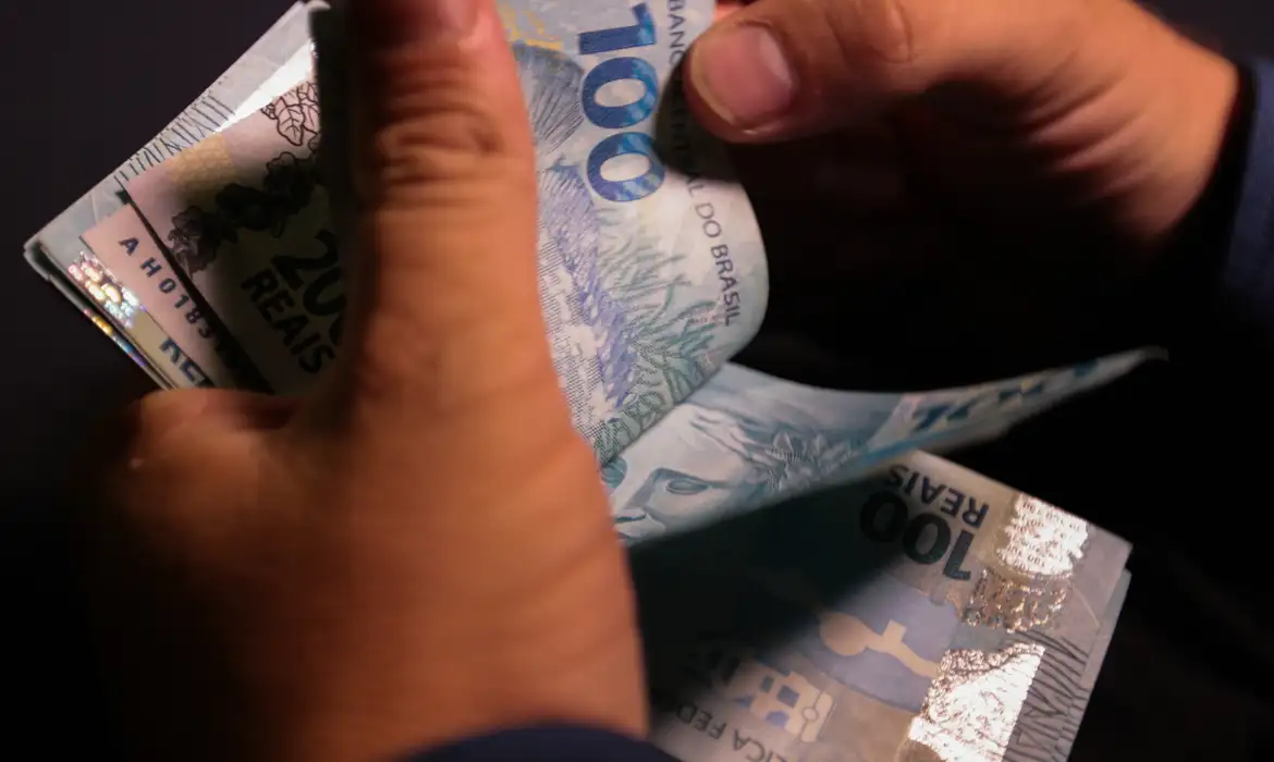 Lula assina decreto que eleva salário mínimo para R$ 1.518, mas sanciona teto de ganho real em 2,5%; castas seguem com supersalários