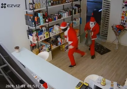 PRESENTE DE GREGO EM CLÁUDIO: Dupla de ladrões se veste de Papai Noel, para "encher os sacos" de "mimos", em furto a loja furto loja cláudio ladrões vestido de papai noel