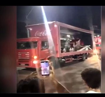 Espirito Natalino: Bom velhinho é apedrejado na ‘Caravana da Coca-Cola’ em Salvador