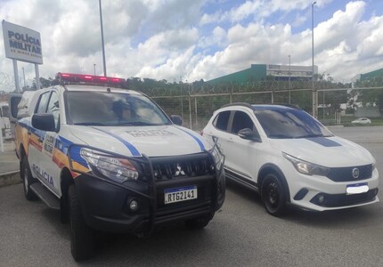 Divinópolis: Motorista de carro com queixa de furto e placa adulterada é preso na MG-050 pmrv (1)