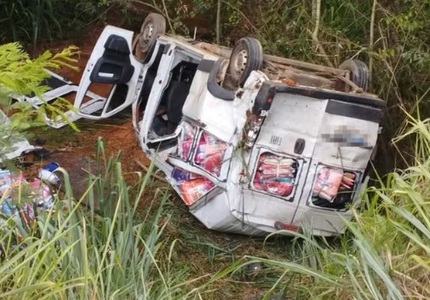 São Gonçalo do Pará: Idoso fica ferido, após van capotar e cair na BR-262 van capota na br-262 em são gonçalo do pará