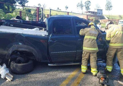 Tragédia na BR-381: acidente entre caminhonete e carreta deixa três mortos 1_cbmmg__23_-45131418 (1)