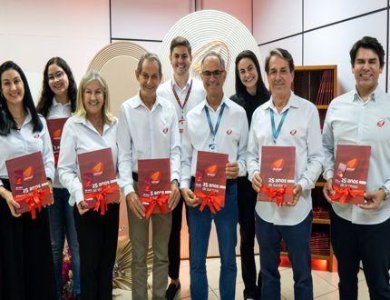 Avivar Alimentos lança livro comemorativo celebrando 25 anos de sucesso; José Magela, Antônio Carlos e Flamir Araújo compartilharam memórias