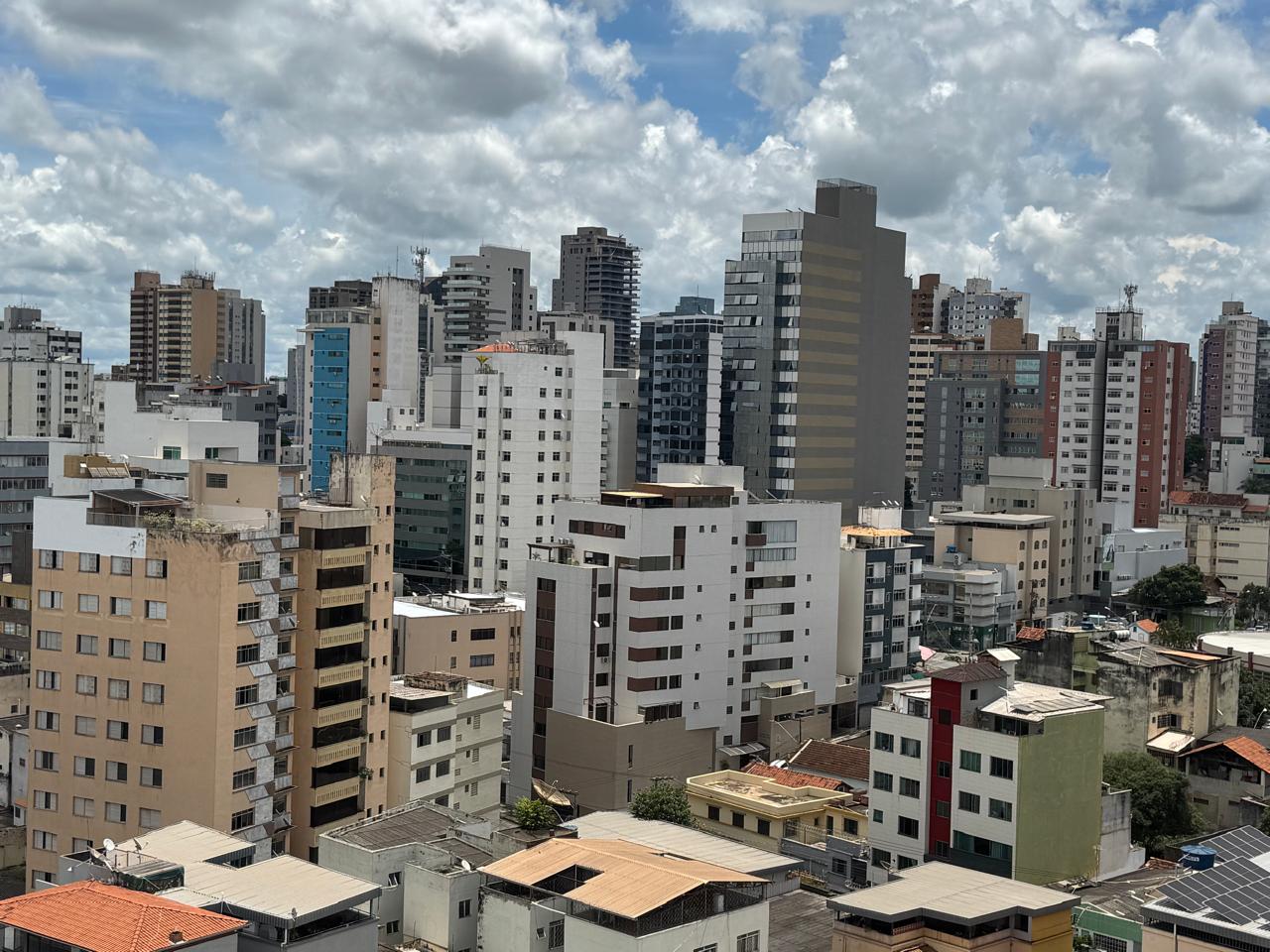 ALERTA: Divinópolis, embora apresente tempo firme neste momento, tem previsão de chuvas intensas até sexta-feira, segundo o INMET