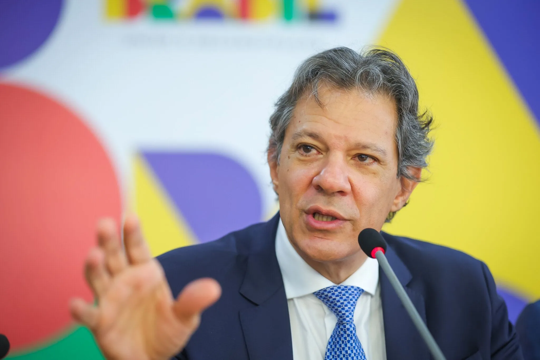 Governo Lula é vítima constante da extrema direita bolsonarista: Haddad nega redução no uso do Pix e anuncia medidas contra fake news e golpes financeiros