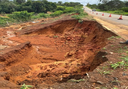 Ribeirão Marmelada transborda e causa alagamentos em Abaeté, deixando pessoas desabrigadas