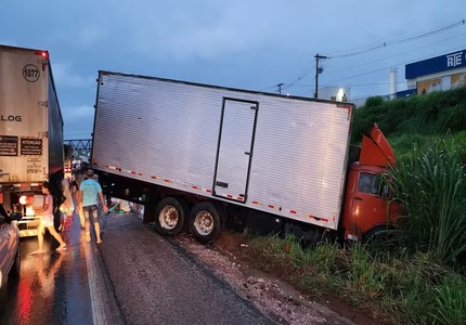 50 toneladas de farelo de milho tomam conta da BR-262 após batida entre caminhão e carreta em Nova Serrana IMG_7989