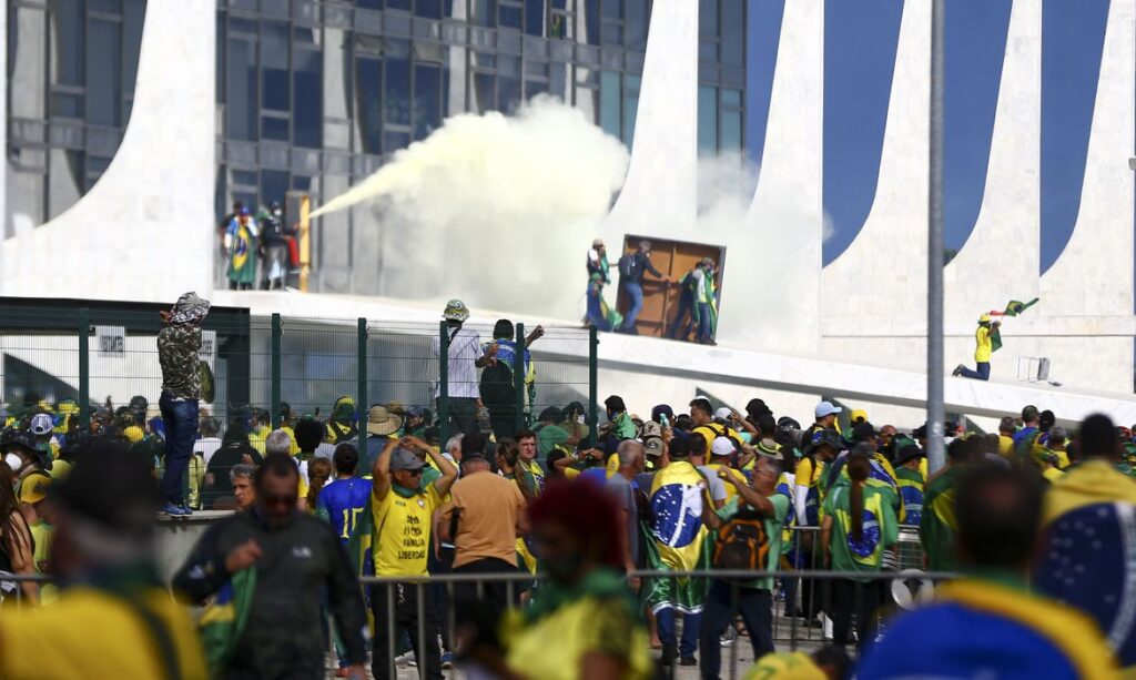 Abraço à democracia marcará dois anos da tentativa de golpe em 8/1 Manifestantes invadem Congresso, STF e Palácio do Planalto.