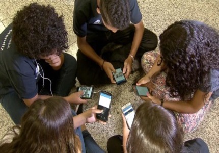 Presidente Lula sanciona lei que proibe uso de celulares nas escolas em todo o Brasil