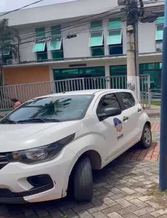 Pedestre, estressada, denuncia estacionamento irregular em praça localizada em frente à Câmara de Vereadores de Divinópolis