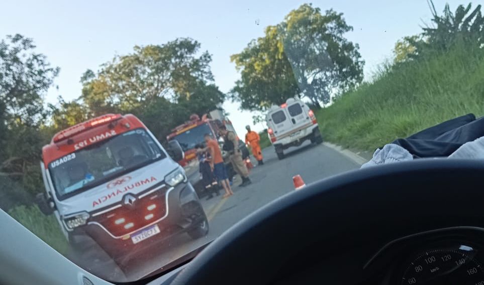Homem de 25 anos fica ferido em capotamento na estrada entre Divinópolis e Carmo do Cajuru capotamento estrada carmo do cajuru - Divinópolis