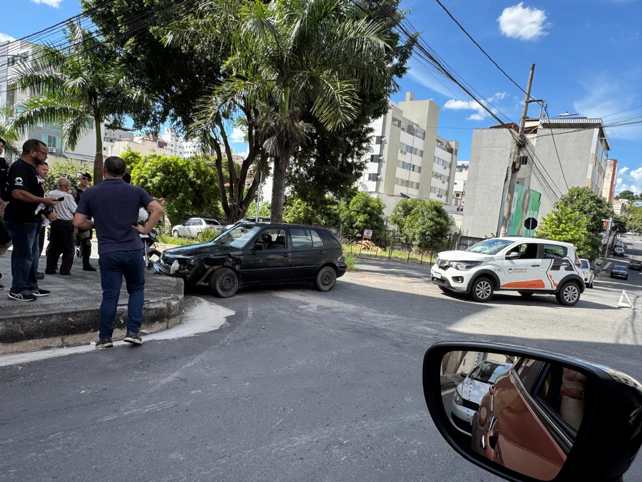 Motorista não respeita “PARE” e colide contra carro da Prefeitura de Divinópolis na Avenida Divino Espirido Santo