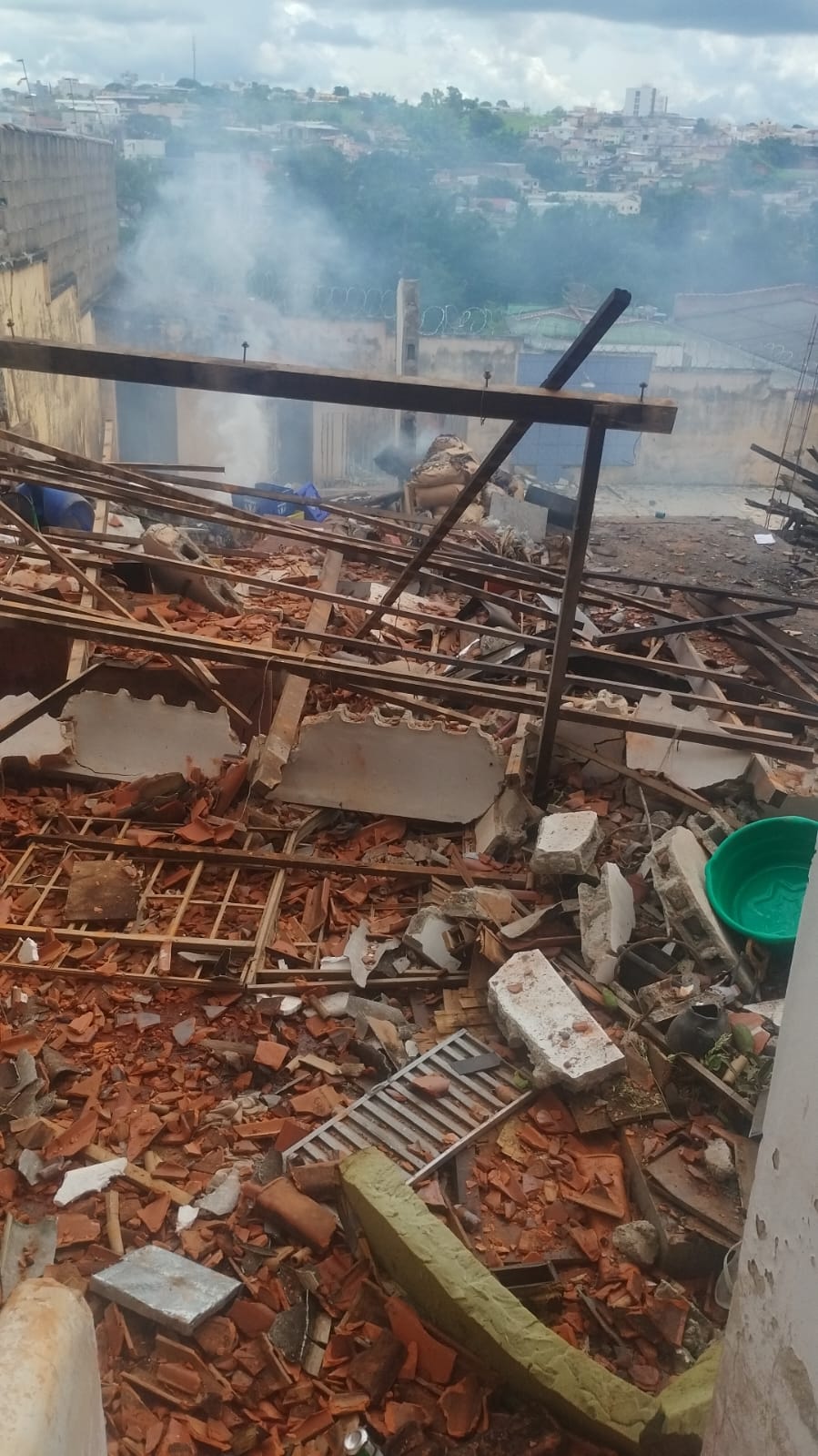 Explosão em depósito de fogos clandestino em Samonte deixa homem gravemente ferido e causa destruição