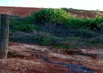 Morador do sopé do "aterro sanitário", em Divinópolis, que ele diz continuar sendo o "lixão", volta a reclamar do vazamento do chorume em sua propriedade rural lixão