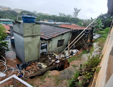 10º Batalhão do Corpo de Bombeiros, sediado em Divinópolis, emite 'Relatório de Ocorrência' da chuva no município; Entre os 37 chamados existem vários desabamentos ocorrência bombeiros 2