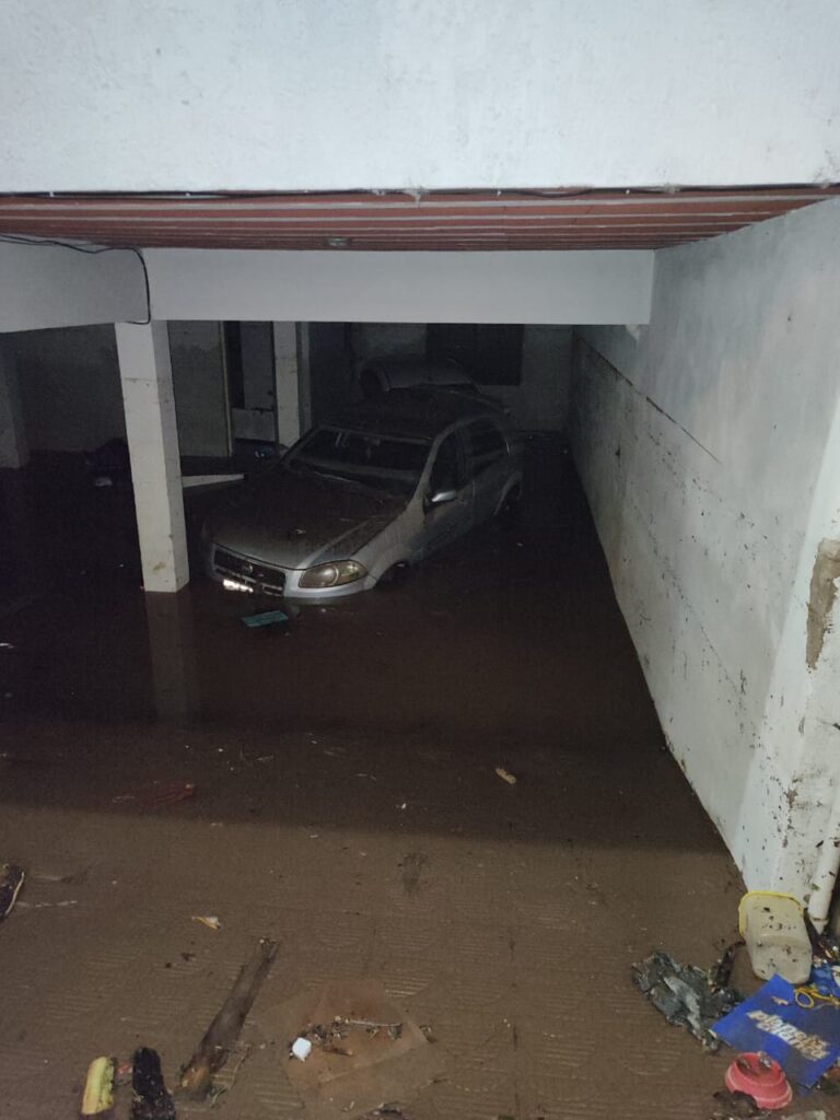 Chuva histórica em Divinópolis deixa rastro de destruição em diversos bairros, entre eles Bairro Sidil e em outras regiões da cidade; carros submersos em garagem predio sidil 6