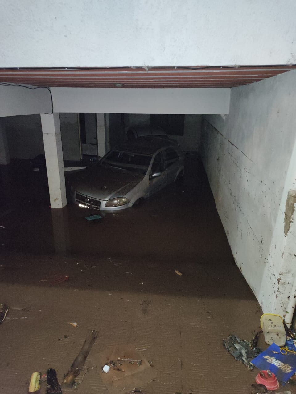 Chuva histórica em Divinópolis deixa rastro de destruição em diversos bairros, entre eles Bairro Sidil e em outras regiões da cidade; carros submersos em garagem