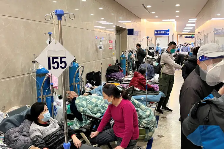 Cinco anos após a Covid-19, OMS monitora novo surto viral, ‘metapneumovírus’, que tem sobrecarregado hospitais na China