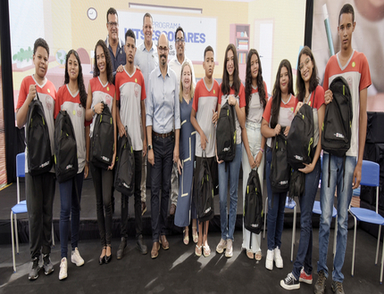 Vice-Governador professor Mateus celebra entrega de kits para estudantes