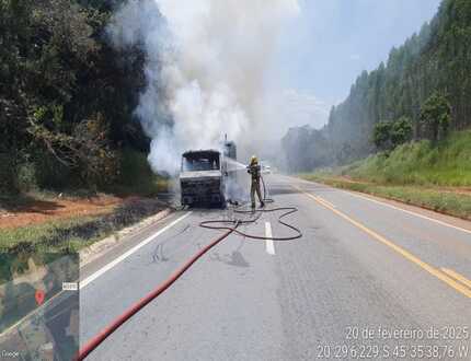 Incêndio em caminhão na MG-050: Bombeiros utilizam 4.500 litros de água para combater chamas 3e17fb1c-ed9a-48a2-b8b5-4737211e974b (1)