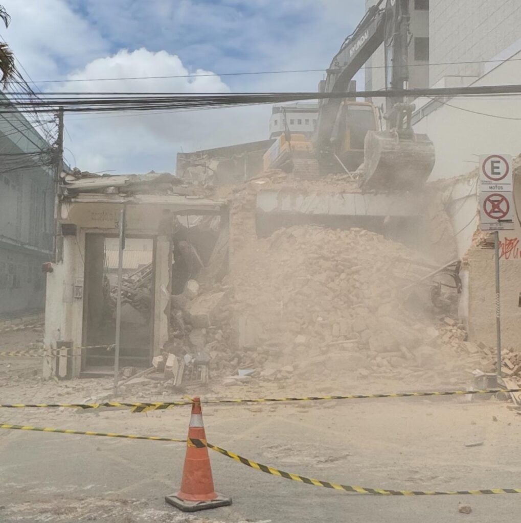 Vídeos: Prédio onde funcionava a primeira loja Maçonica de Divinópolis é demolido para dar lugar a novas instalação da Câmara de Divinópolis Predio Maçonaria