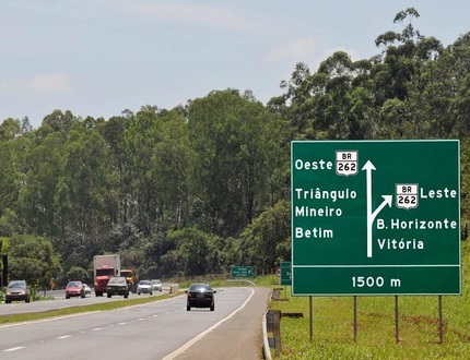 Ultrapassagem forçada causa acidente grave na MG-050 em Itaúna, ferindo severamente condutor de 72 anos