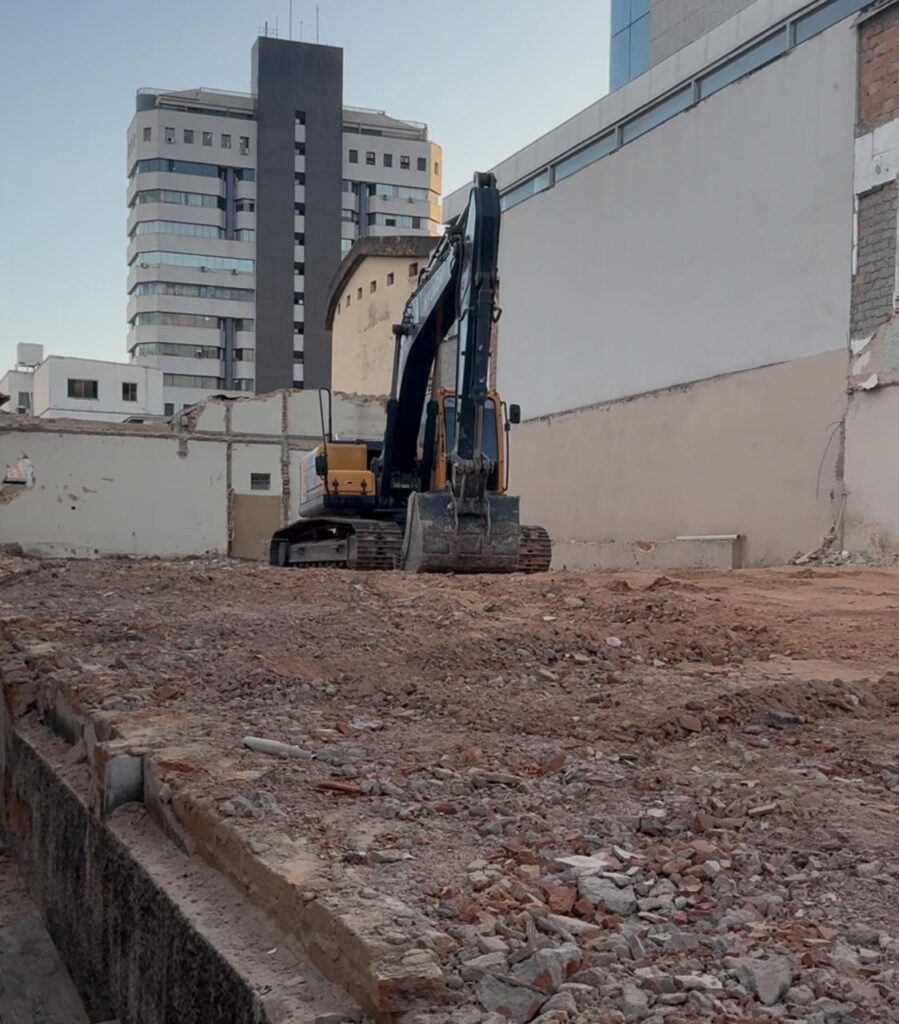 Prédio da Maçonaria vai ao chão em tempo recorde; Câmara conclui demolição antes do prazo Terreno onde ficava o prédio da Maçonaria