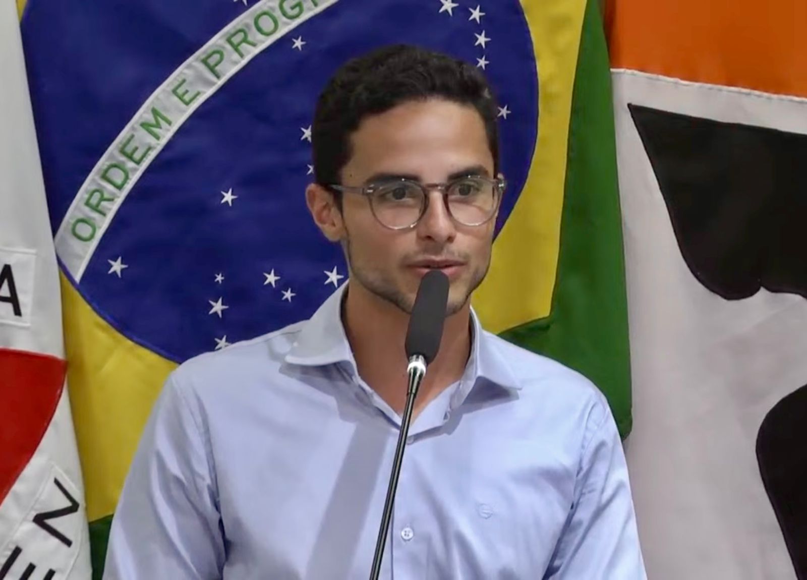 Indignação em Divinópolis: Comunidade luta contra fechamento do EJA na Escola João Severino de Azevedo; Vitor Costa (PT) repudia decisão da SEMED