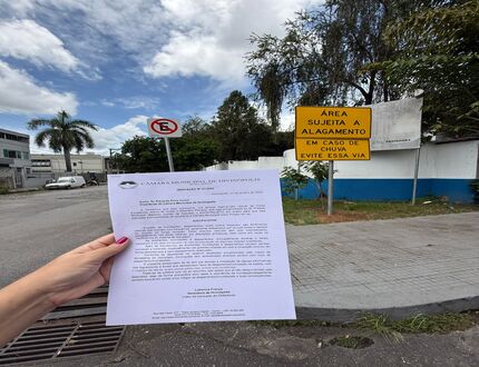 Por iniciativa da deputada Lohanna, depois de três anos de insistentes solicitações, a Prefeitura de Divinópolis instala placas de trânsito sinalizando área alagável na Rua Ibituruna WhatsApp Image 2025-02-03 at 13.17.41 (1)
