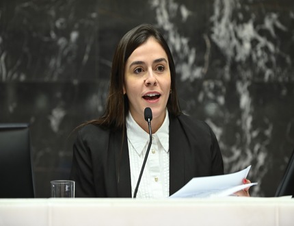 Deputada denuncia atraso em obras de quadra escolar e impacto nas atividades esportivas no retorno às aulas