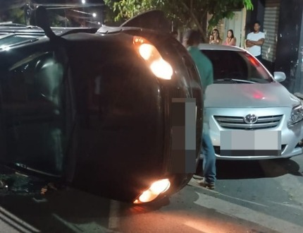 Motorista alcoolizado capota carro na Avenida Paraná e deixa local a pé na madrugada deste domingo