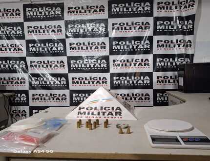 Com histórico criminal, mulher é capturada em operação por tráfico de drogas e porte ilegal de armas em Cláudio WhatsApp Image 2025-02-22 at 11.21.27 (1)